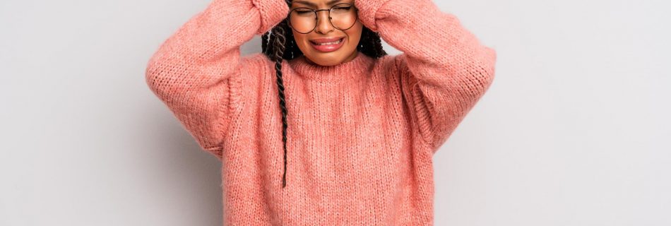 Femme afro noire se sentant stressée et anxieuse, déprimée et frustrée par un mal de tête, levant les deux mains vers la tête