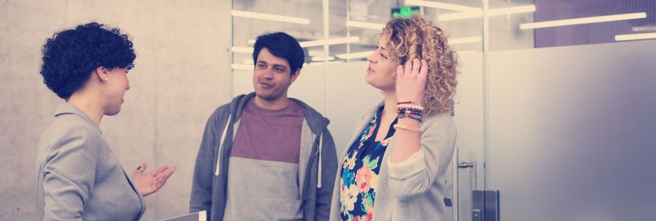 Un groupe de jeunes hommes d'affaires discutant d'un plan d'affaires dans un immeuble de bureaux de start-up moderne