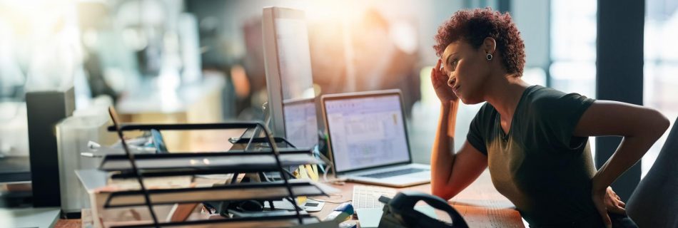 Femme d'affaires stress et maux de dos sur l'ordinateur pour les ressources humaines rapporter confusion ou fatigue au bureau travailleur africain avec des maux de tête et trop de travail sur le bureau pour l'erreur de paie sur une bannière