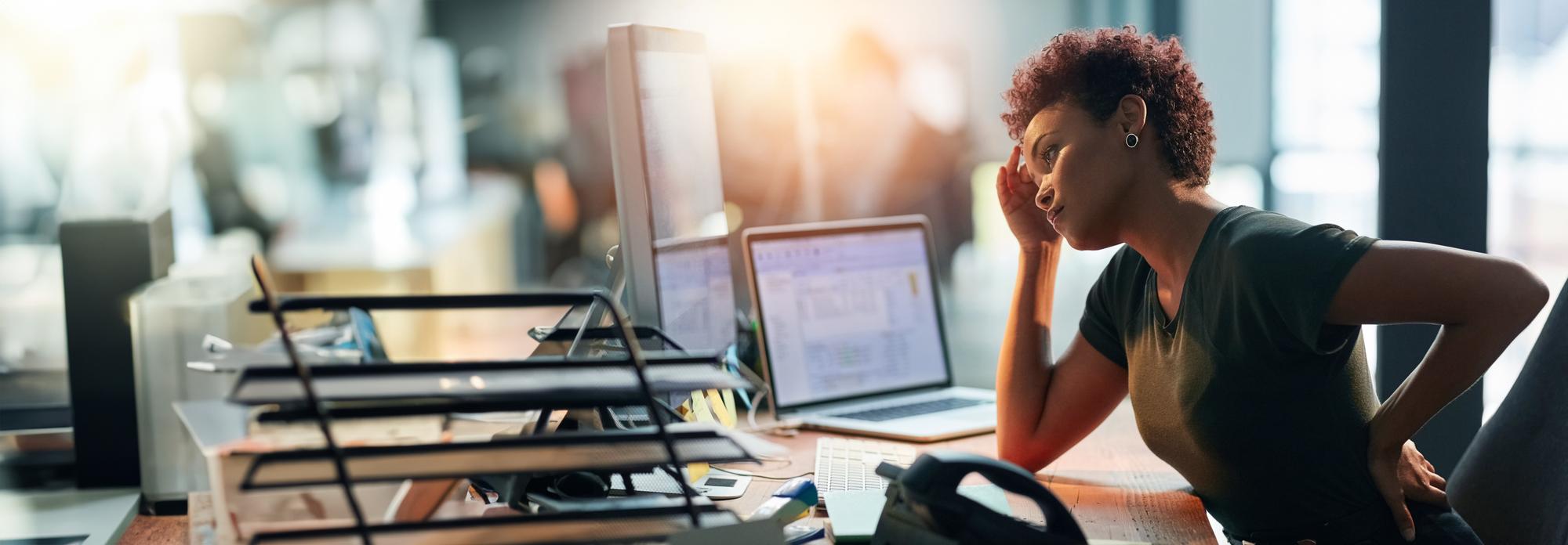 Femme d'affaires stress et maux de dos sur l'ordinateur pour les ressources humaines rapporter confusion ou fatigue au bureau travailleur africain avec des maux de tête et trop de travail sur le bureau pour l'erreur de paie sur une bannière