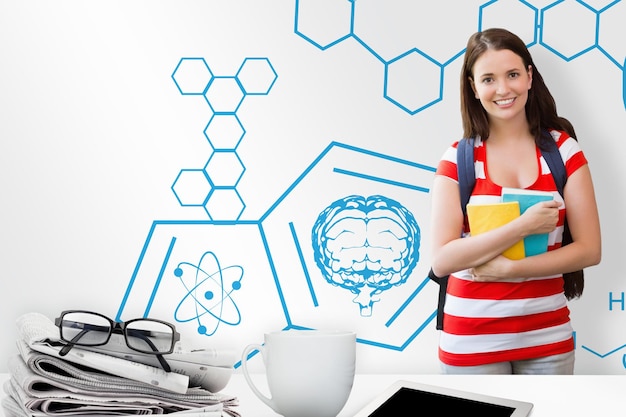 Image composite d'étudiant souriant à la caméra dans la bibliothèque