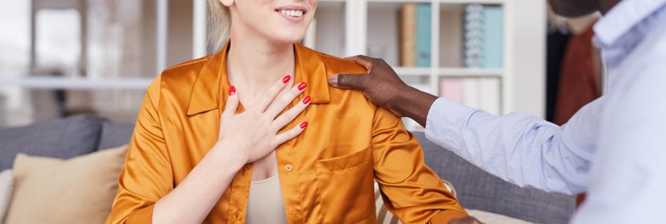 Femme heureuse après séance de psychologie