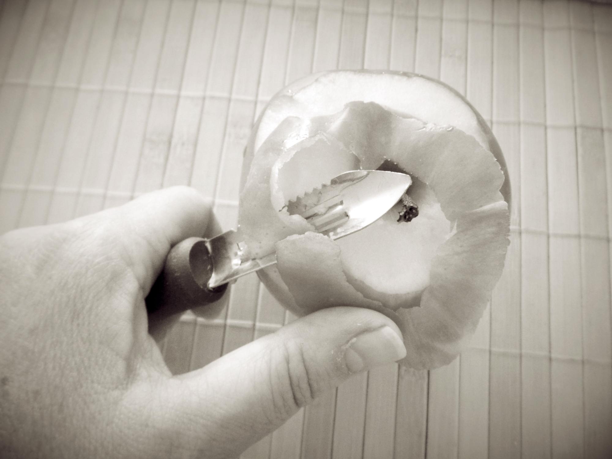 Une pomme coupée à la main à la table.