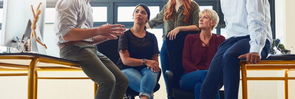 Groupe d'écoute et conférencier avec des idées lors d'une réunion de brainstorming et de discussion avec les collègues et le patron Discussion créative et web designer avec les gens pour la planification de la collaboration et du projet