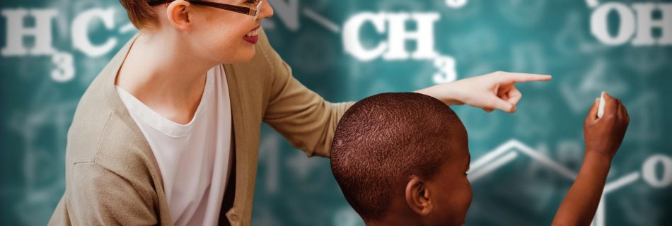 Élève et professeur heureux contre le tableau vert