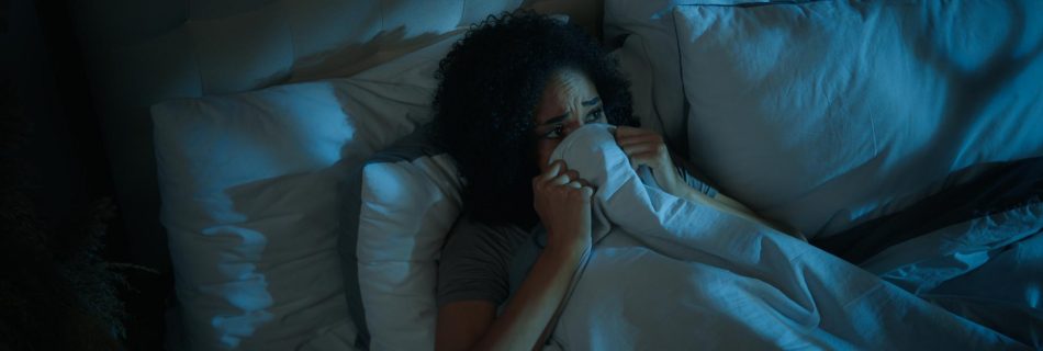 effrayée effrayée femme afro-américaine se cachant sous une couverture lit cauchemar trouble du sommeil mauvais rêve perturbé effrayé adolescente dans la chambre tard dans la nuit maison sombre peur nocturne peur effrayant monstre phobie