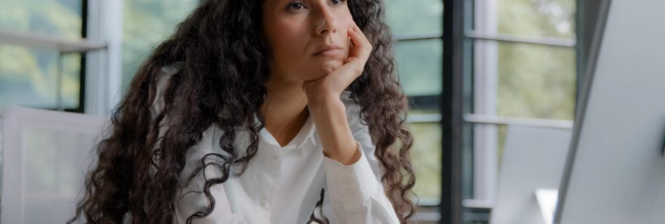 Fatigué somnolent paresseux ennuyé femme manager sitting in office s'endormir à l'épuisement au travail de