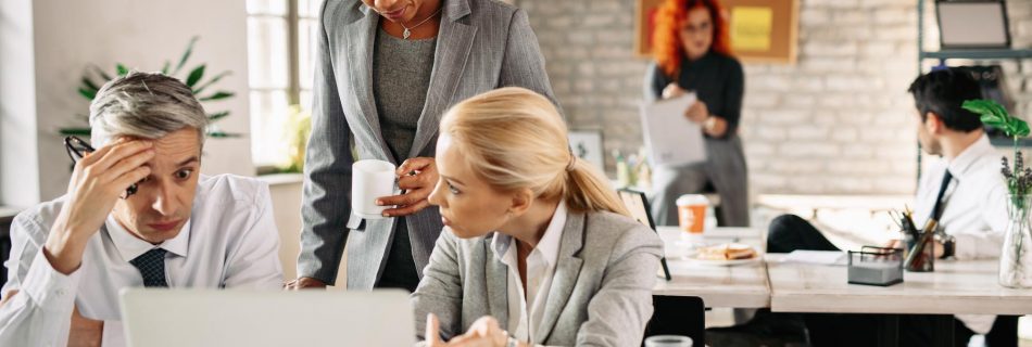 L'équipe commerciale a des problèmes et parle en utilisant un ordinateur portable au bureau L'accent est mis sur la femme d'affaires afro-américaine