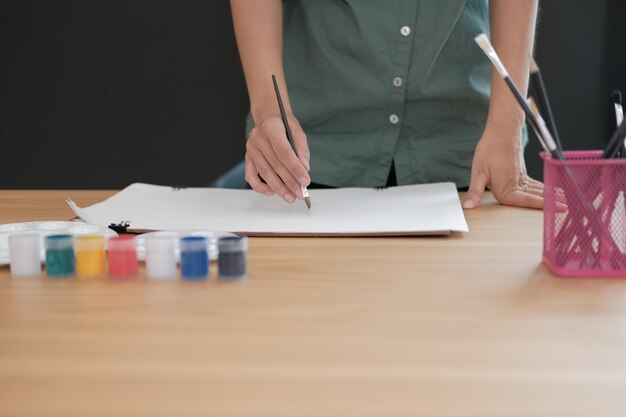 Section médiane d'une femme lisant un livre sur la table