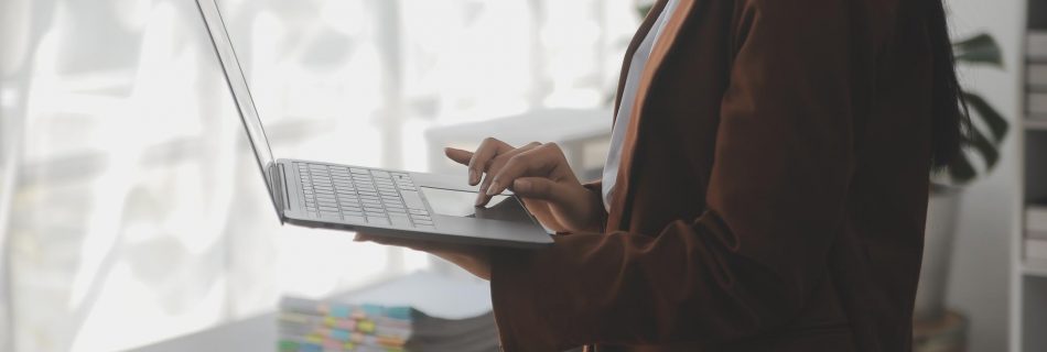 Portrait d'une jeune femme asiatique indépendante travaillant sur une tablette informatique dans un bureau moderne Faire un rapport d'analyse comptable données d'investissement immobilier Concept de systèmes financiers et fiscaux
