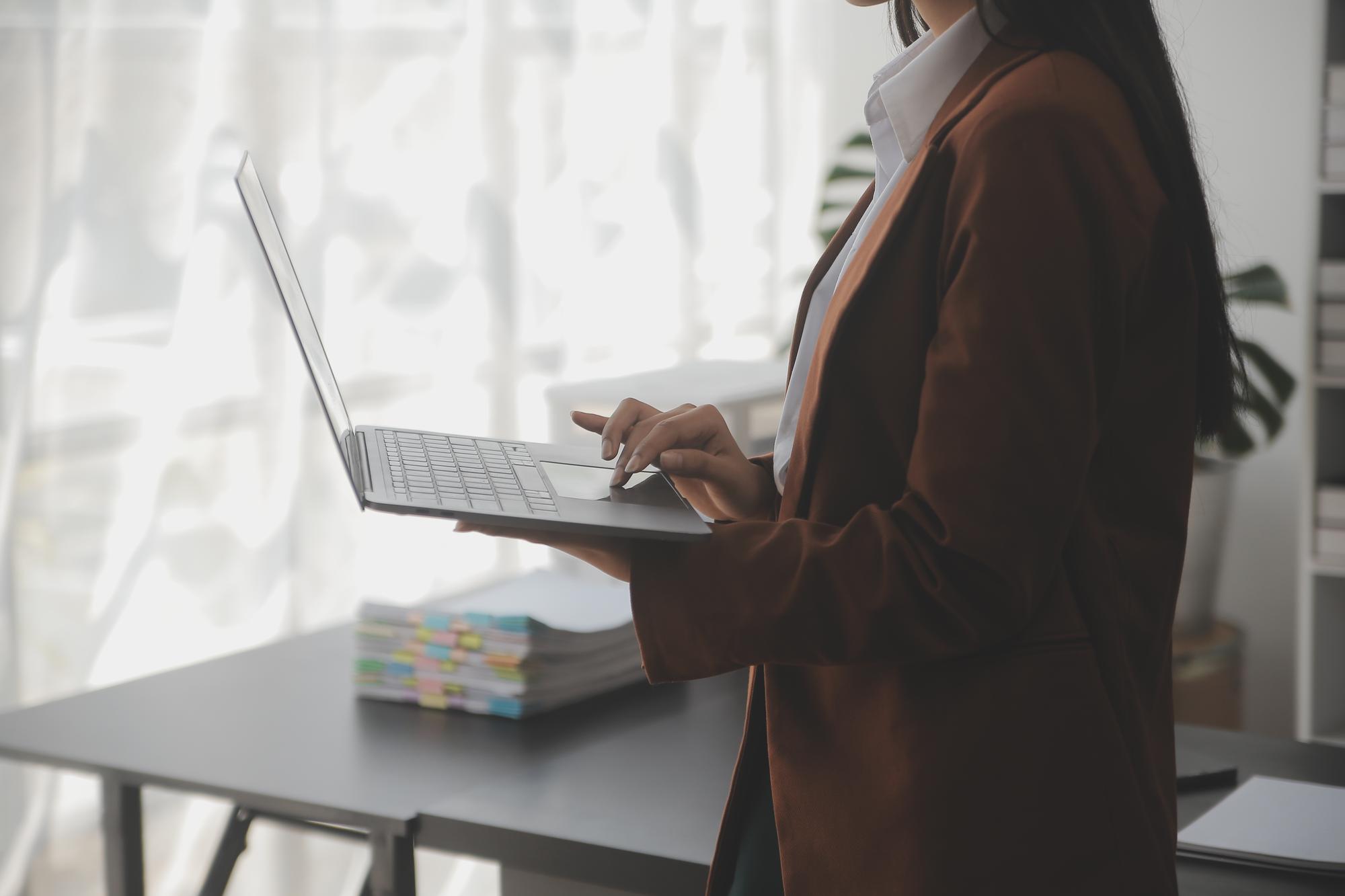 Portrait d'une jeune femme asiatique indépendante travaillant sur une tablette informatique dans un bureau moderne Faire un rapport d'analyse comptable données d'investissement immobilier Concept de systèmes financiers et fiscaux