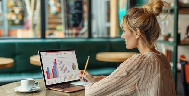 La femme qui analyse les données